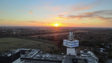 Edificio-Orion-Y-Torre-Pegasus,-Bt-Office-Block-Martlesham,-Suffolk-Uk-Drone-Imágenes-Aéreas-4k