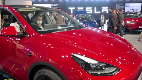 Los-Compradores-Se-Sientan-Y-Prueban-Un-Automóvil-De-La-Compañía-Eléctrica-Estadounidense-Ev-Tesla-Motors-Car,-Tesla-Modelo-Y,-Durante-La-Exposición-Internacional-Del-Automóvil-En-Hong-Kong