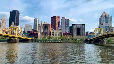 Horizonte-De-Pittsburgh-Con-Dos-Famosos-Andy-Warhol-Y-Roberto-Clemente-Puente-Visto-Desde-Allegheny-River-Warerfront