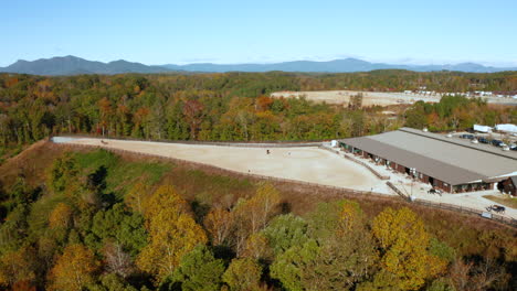 Luftaufnahme-Eines-Pferdes,-Das-In-Einem-Schulring-Im-Malerischen-North-Carolina-Reitet