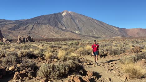 Sportlicher-Kleiner-Junge-Im-Roten-T-Shirt-Beim-Wandern-Im-Nationalpark-Teide,-Teneriffa