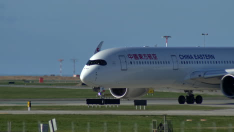 China-Eastern-Airbus-A350-Xwb-Llegando-Al-Punto-De-Espera-De-La-Pista