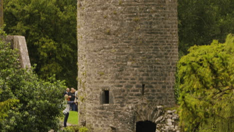 Inclinación-Hacia-Abajo-A-Través-De-La-Torre-De-Vigilancia-Con-Puente-De-Madera-Bajo-El-Río-En-El-Castillo-De-Blarney-En-Irlanda