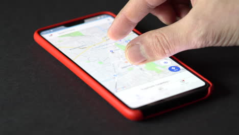 Febrero-De-2019-Abriendo-Google-Maps-Y-Alejando-El-Zoom-De-Un-Smartphone-En-Londres