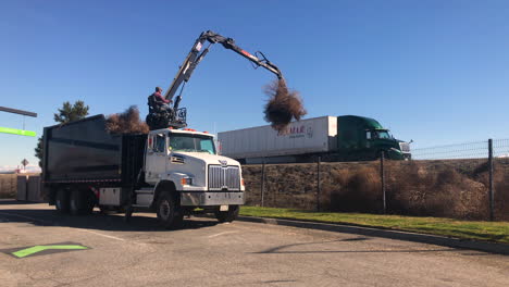 LKW-Sammelt-Unkraut-Mit-Einer-Großen-Schaufel-Neben-Dem-Highway-5-In-Grapevine,-Kalifornien