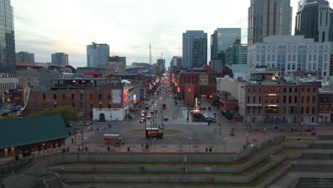 Vista-Aérea-De-Drones-Acercándose-A-La-Calle-Broadway,-Atardecer-En-La-Ciudad-De-Nashville,-Estados-Unidos