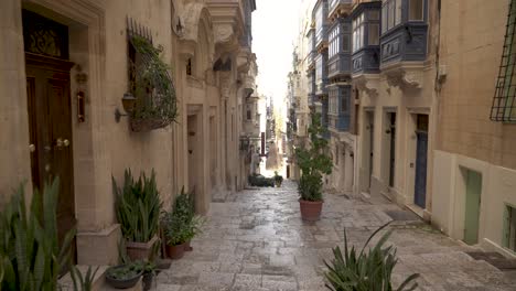 Caminando-Por-Las-Escaleras-De-Adoquines-En-El-Casco-Antiguo-De-La-Valeta-En-Un-Día-Soleado