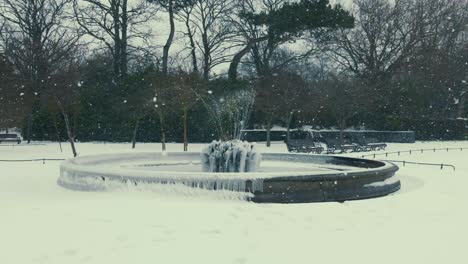 Parkbank-In-St.-Stephen&#39;s-Green-Während-Eines-Schneesturms