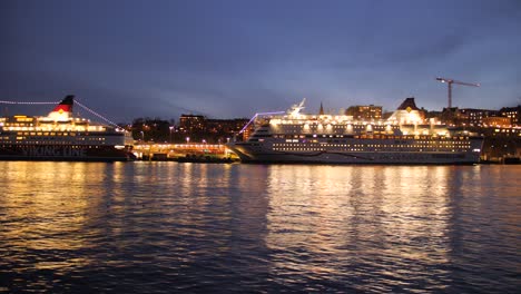 Kreuzfahrtschiffe-Legten-Nachts-In-Stadsgarden-Tegelvikshamn-In-Stockholm,-Schweden-An