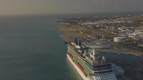 Vista-Aérea-Del-Crucero-En-El-Muelle-E-Inclinando-La-Cámara-Hacia-El-Cielo-Azul