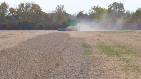 Parte-Trasera-De-Una-Cosechadora-John-Deere-9600-Cosechando-Soja,-Alejándose