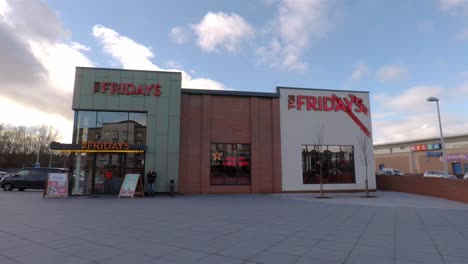 Die-Berühmten-Blinkenden-Lichter-Von-Tgi-Fridays-In-Der-Innenstadt