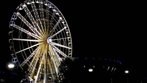 Vistas-Nocturnas-Oscuras-De-Echo-Arena---Noria-Iluminada-En-Movimiento-En-El-Paseo-Marítimo-Del-Muelle