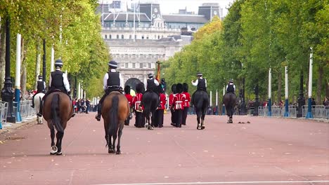 Britische-Königliche-Wachen-Führen-Die-Wachablösung-Im-Buckingham-Palace-Durch