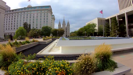 Hyperlapse-Panorama-Des-Salt-Lake-City-Tempels-An-Einem-Klaren-Tag-Im-Herbst