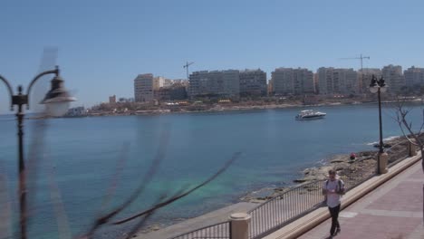 Cabalgando-A-Lo-Largo-De-La-Bahía-Spinola-Mientras-Viajaba-En-Un-Autobús-Turístico-Alrededor-De-Marzo-De-2019