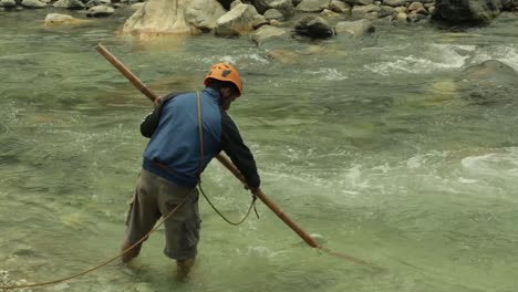 Un-Aprendiz-Del-Instituto-De-Montañismo-Cruzando-Un-Río-Montañoso-Con-Una-Sola-Técnica-De-Vadeo