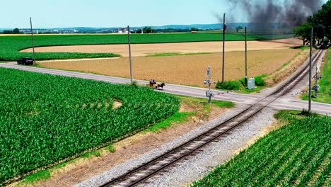 Thomas-The-Train-Dampflokomotive-In-Der-Amischen-Landschaft-An-Einem-Sonnigen-Sommertag,-Gesehen-Von-Einer-Drohne