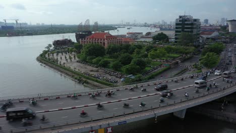 Eine-Von-13-Drohnenaufnahmen-Der-Khanh-Hoi-Brücke,-Die-Den-Tau-Hu-Kanal-überquert-Und-Die-Bezirke-1-Und-4-In-Ho-Chi-Minh-Stadt-Verbindet