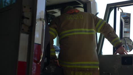 Bombero-Sube-A-Un-Camión-De-Bomberos-Para-Ir-A-Responder-A-Una-Emergencia-Y-Combatir-Un-Incendio