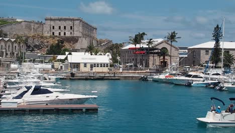 Bermuda-Fähre,-Die-Von-Hamilton-City-Zur-Royal-Naval-Dockyard-Fährt