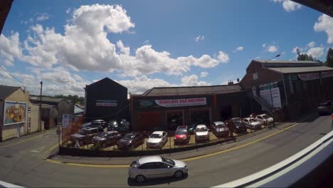 Timelapse-De-La-Subasta-De-Autos-De-Radcliffe-Con-Cielo-Nublado-Y-Soleado