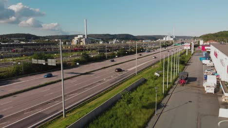 Vista-Aérea-Que-Muestra-El-Tráfico-En-La-Carretera-Normalmente-Muy-Transitada-Alingsasleden-E20-Que-Va-De-Gotemburgo-A-Orebro-En-Suecia