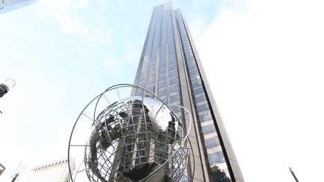 Video-De-Inclinación-Hacia-Arriba-De-La-Escultura-Del-Globo-Terráqueo-En-Columbus-Circe-En-Manhattan,-Nueva-York