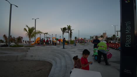 Un-Parque-Infantil-Clásico-En-Mexico-Con-Demasiados-Niños,-De-La-Ciudad-De-Veracruz