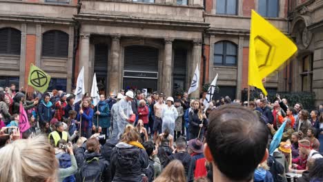 Aktivisten-Der-Extinction-Rebellion-übergießen-Eine-Freiwillige-Helferin-Im-Bahnhof-Liverpool-Street-Mit-Dicker-Schwarzer-Flüssigkeit