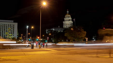 Timelapse-Del-Capitolio-De-Denver-En-La-Noche-En-Una-Esquina-Con-Autos-Y-Personas-Moviéndose-4k