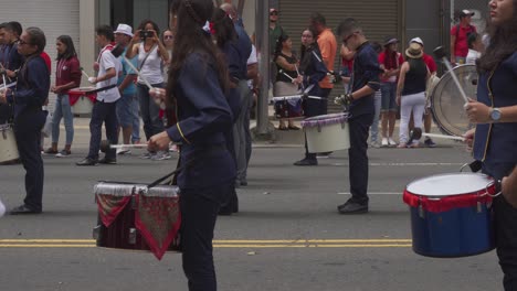 Los-Bateristas-De-La-Banda-De-Marcha-De-La-Escuela-Secundaria-Se-Presentan-Durante-El-Desfile-Del-Día-De-La-Independencia-De-Costa-Rica