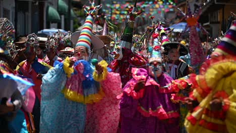 Mexikanische-Tänzer,-Sie-Werden-Clowns-Oder-Tocotines-Genannt,-Ist-Eine-Religiöse-Weise,-Um-Eine-Heilige-Maria-Magdalena-Bei-Ihrem-Schutzfest-In-Xico-Veracruz,-Mexiko-Zu-Feiern