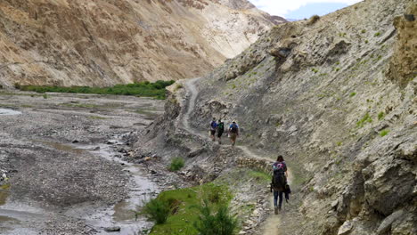 Stabile-shot-as-people-hiking-on-the-Markha-valley-trek-day-time,-backpackers-in-the-wilderness