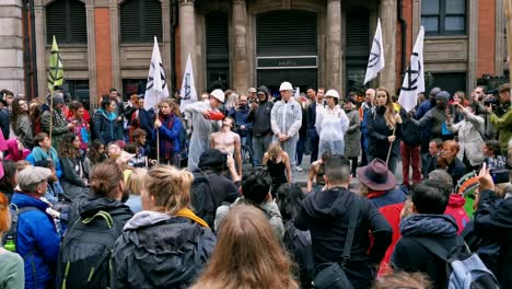 Demonstranten-Der-Extinction-Rebellion-übergießen-Einen-Freiwilligen-Im-Bahnhof-Liverpool-Mit-Schwarzer,-Dickflüssiger-Flüssigkeit