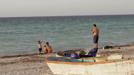 Glückliche-Familie-Mit-Kind-Am-Strand-Puerto-Progreso-Leben-In-Merida-Yucatan-Mexiko