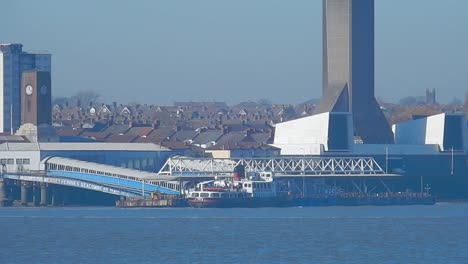 Ferry-De-Liverpool-Cruzando-El-Río-Mersey-Entre-Albert-Dock---Terminales-De-Ferry-De-Birkenhead