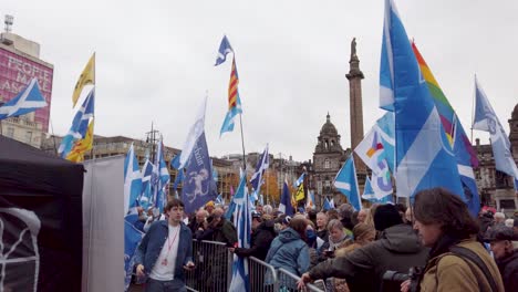 Una-Foto-De-La-Multitud-De-Personas-Esperando-Que-Comience-El-Evento-De-La-Independencia-Escocesa