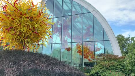 Hermoso-Arte-En-Vidrio-Hecho-Por-El-Famoso-Artista-Dale-Chihuly-En-El-Jardín-Chihuly-Y-Museo-Del-Vidrio-En-Seattle,-Washington