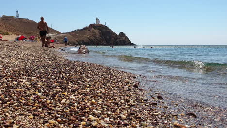 Turistas-En-La-Playa-De-Cala-Del-Corralete,-Cabo-De-Gata