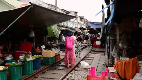 Un-Emocionante-Viaje-En-Tren-Al-Mercado-Ferroviario-De-Mae-Klong