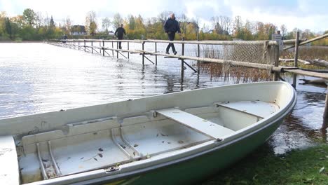 Fußgängerbrücke-über-Den-Fluss,-Um-Das-Neunauge-Zu-Fangen