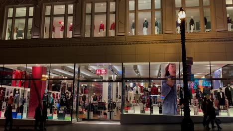 Una-Tienda-Uniqlo-De-29,000-Pies-Cuadrados-Con-Maniquíes-Giratorios-En-El-Segundo-Piso