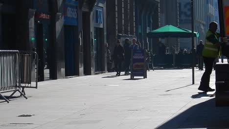 Lieferfahrer-In-Einer-Hellen,-Schattigen,-Sonnendurchfluteten-Stadtszene