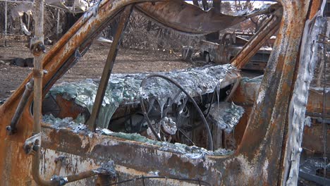 Lagerfeuer,-Zerstörung,-Verbranntes-Auto,-Geschmolzene-Windschutzscheibe-Und-Glas