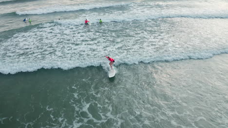 4K-Luftdrohne-Nach-Aufnahme-Eines-Surfers-Beim-Unterricht-In-Tambor,-Costa-Rica