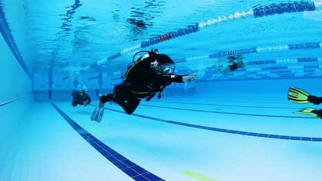 Una-Instructora-De-Buceo-Enseñando-A-Un-Niño-Pequeño-Y-A-Una-Madre-Cómo-Bucear