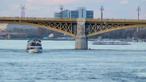 Boot-Unter-Der-Margaretenbrücke,-Schnelle-Vorwärtsaufnahme