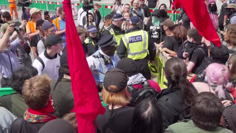 Lucha-Antifa-Con-La-Policía-Fuera-Del-Estudio-De-La-Bbc-En-Londres,-Reino-Unido