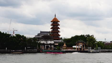 Der-Che-Chin-Khor-Tempel-Und-Die-Pagode-Am-Chaophraya-Fluss-Sind-Bei-Anhängern-Und-Zeichnern,-Fotografen-Und-Touristen-Aus-Der-Ganzen-Welt-Berühmt